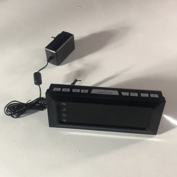 Best Buy Essentials Black Alarm Clock Radio - Picture 3 of 10